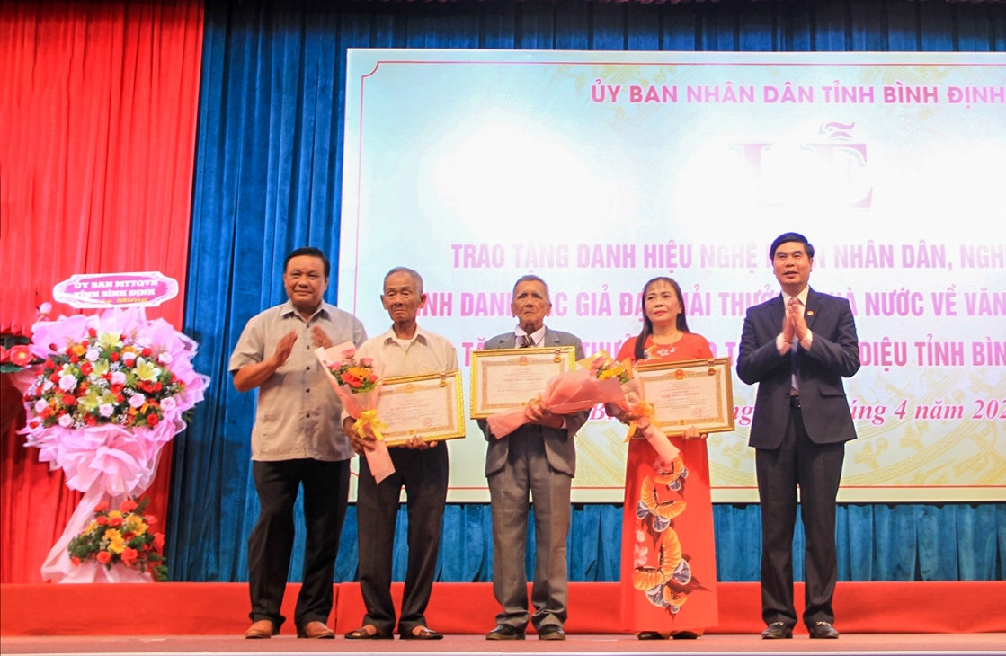Lãnh đạo tỉnh Bình Định trao tặng danh hiệu Nghệ nhân nhân dân cho 3 nghệ nhân