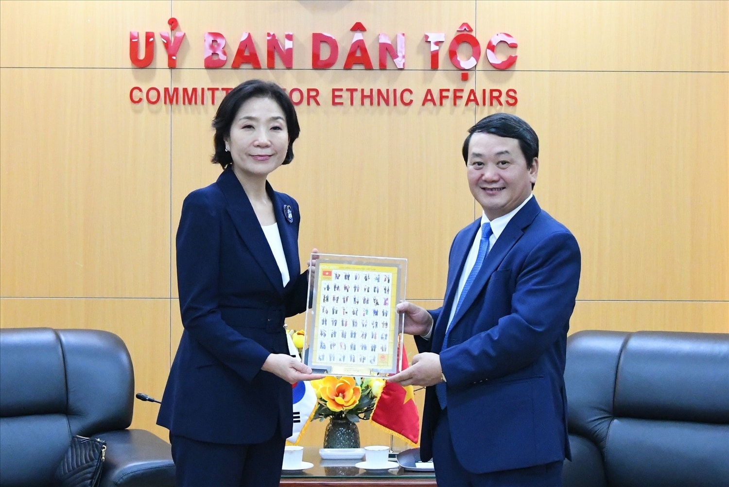 Bộ trưởng, Chủ nhiệm Hầu A Lềnh tặng quà lưu niệm của UBDT cho bà Oh Young Ju, Đại sứ Hàn Quốc tại Việt Nam Bộ trưởng, Chủ nhiệm Hầu A Lềnh tặng quà lưu niệm của UBDT cho bà Oh Young Ju, Đại sứ Hàn Quốc tại Việt Nam