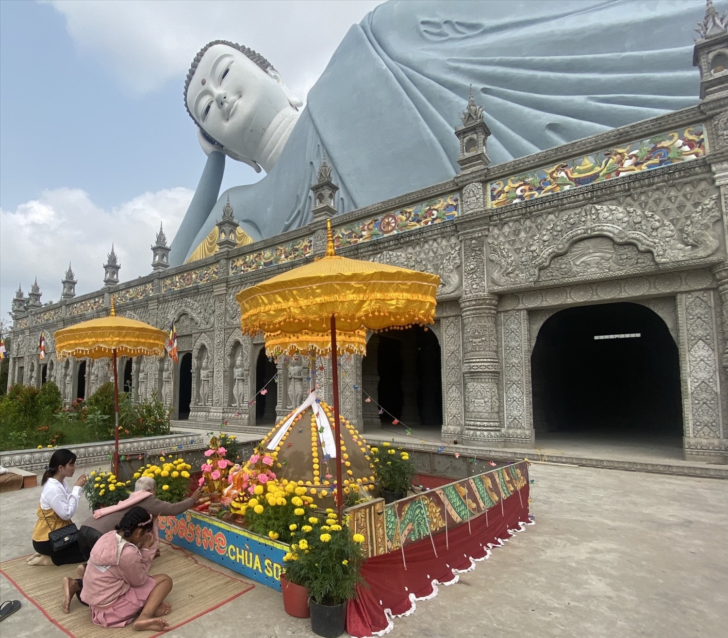 Trong những ngày cận Tết cổ truyền phật tử trong và ngoài tỉnh đôt về lễ Phật tại chùa tấp nập 