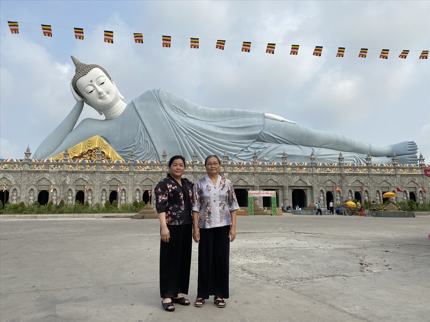 Du khách tìm đến Chùa Bô Tum Vong Sa Som Rong có  tượng Phật nằm  lớn nhất Việt Nam 
