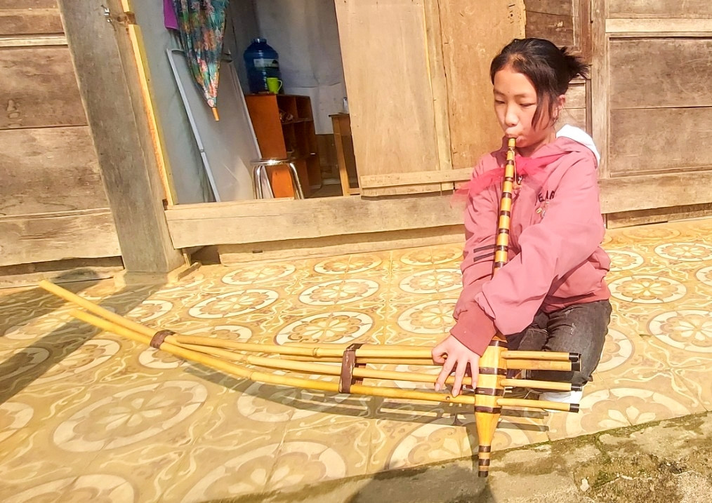 Vừa Y Nhìa không chỉ múa giỏi mà thồi khèn cũng rất hay