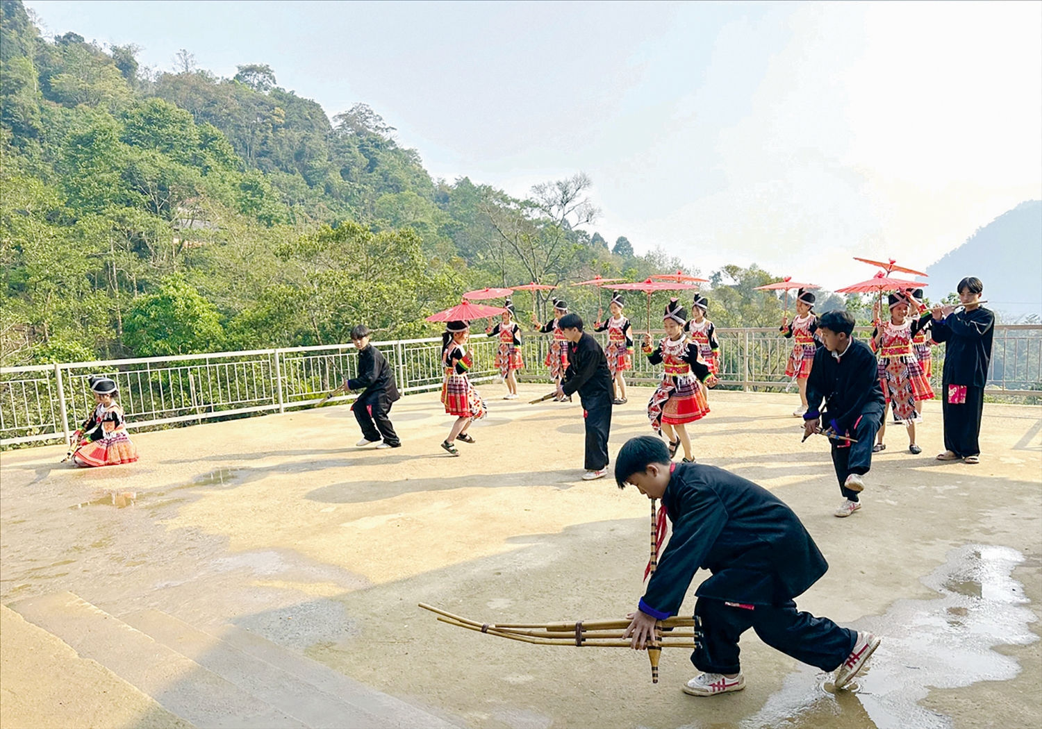 Tiếng khèn của em Vừ Bá Ry – học sinh lớp 8A – Trường THPTCS dân tộc bán trú Tây Sơn