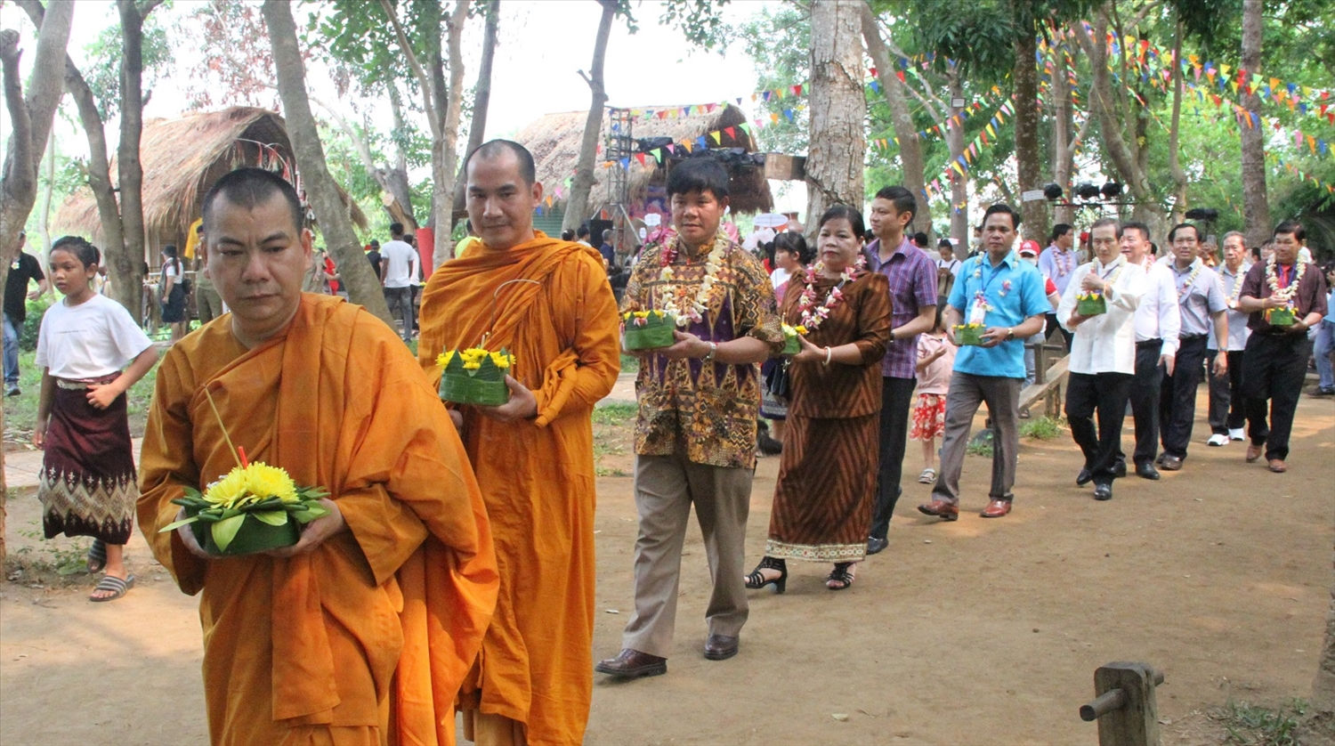 Sư thầy cùng đại biểu và Nhân dân mang bè hoa ra ra sông