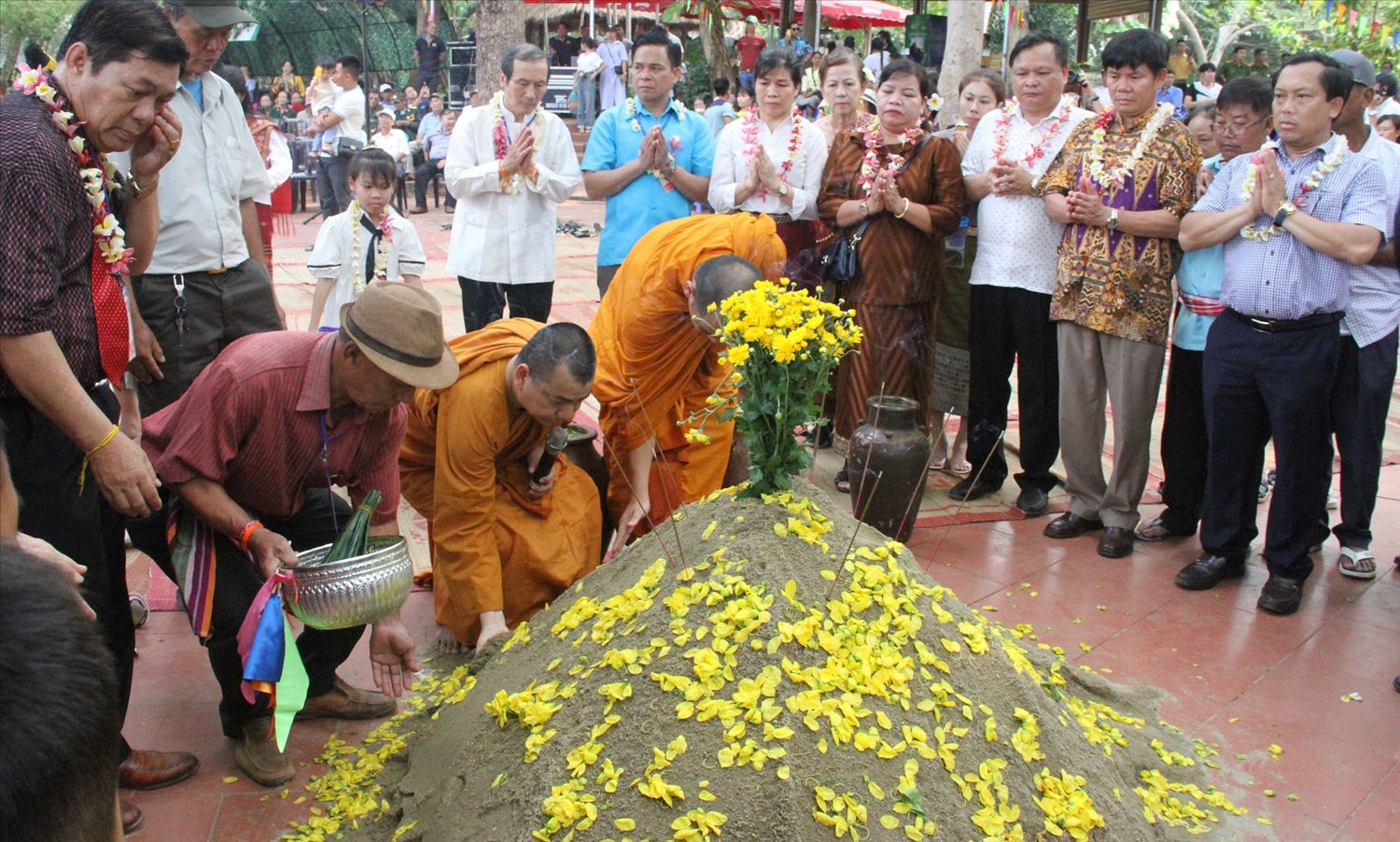 Nghi thức vun tháp cát vun đắp tình đoàn kết