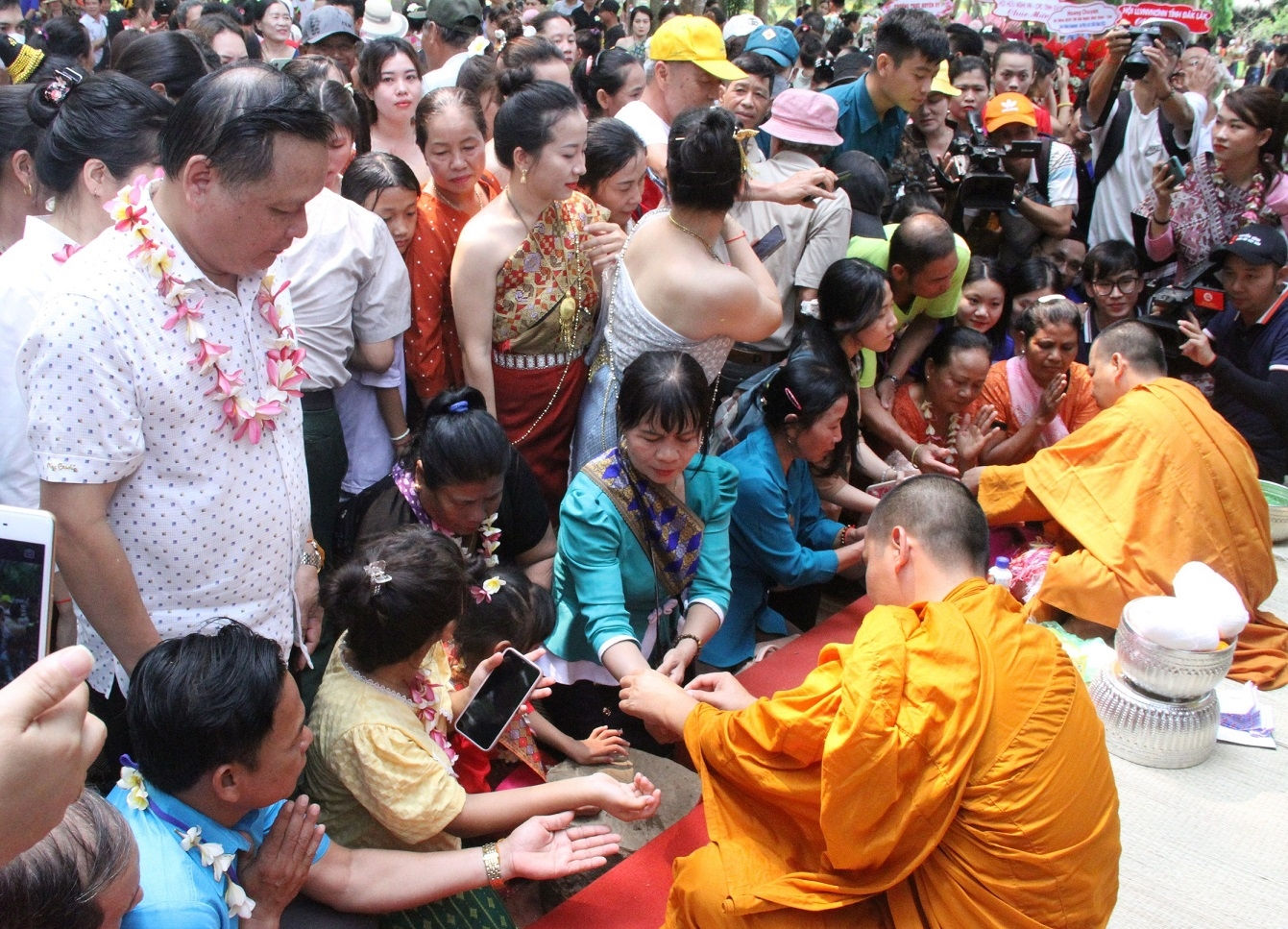 Nghi thức buộc chỉ may mắn cho mọi người