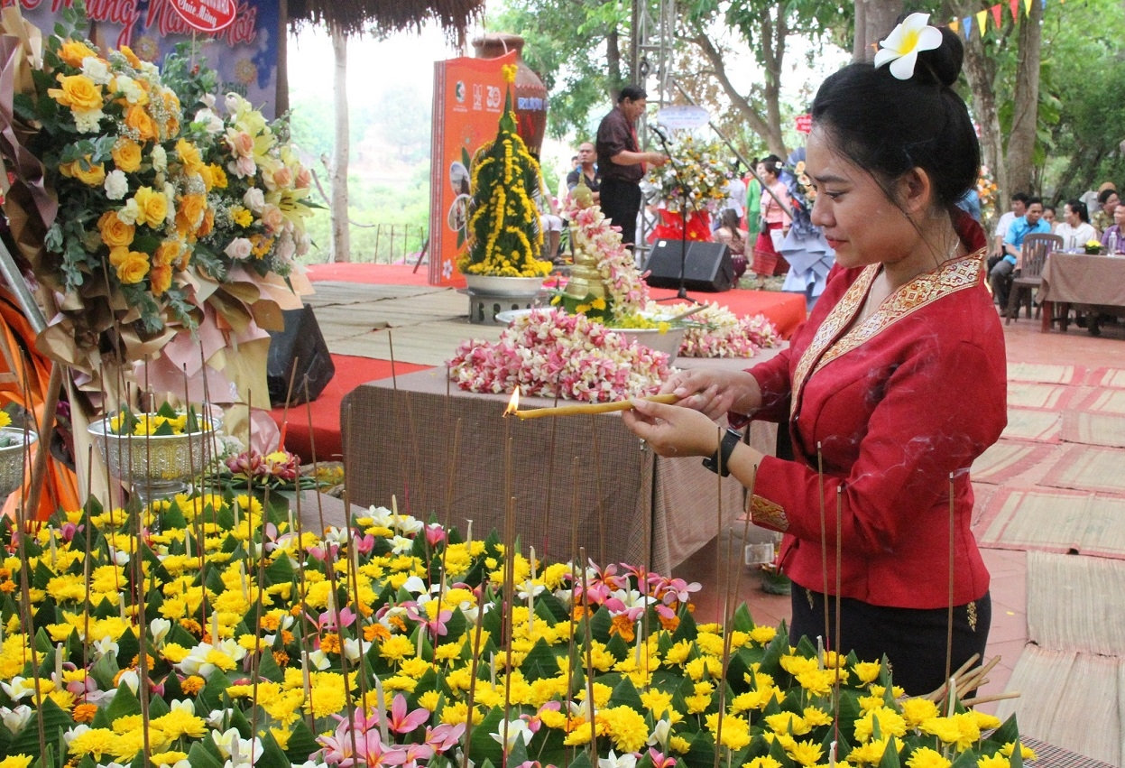 Những chiếc bè hoa đăng được chuẩn bị sẵn sàng để thực hiện nghi thức thả hoa đăng