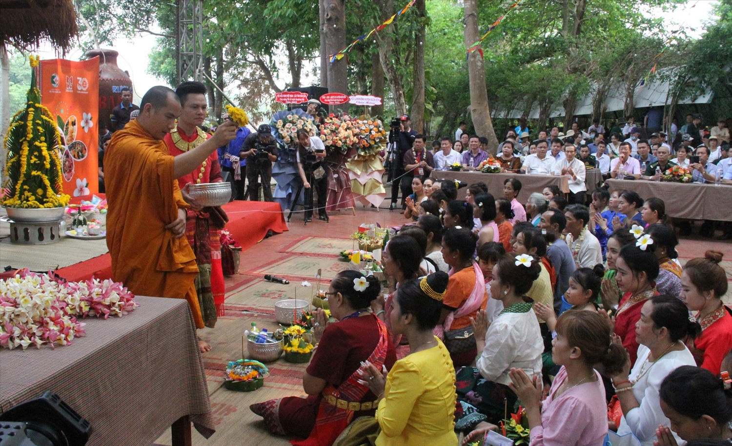Sư thầy vẩy nước thơm cầu may mắn cho mọi người