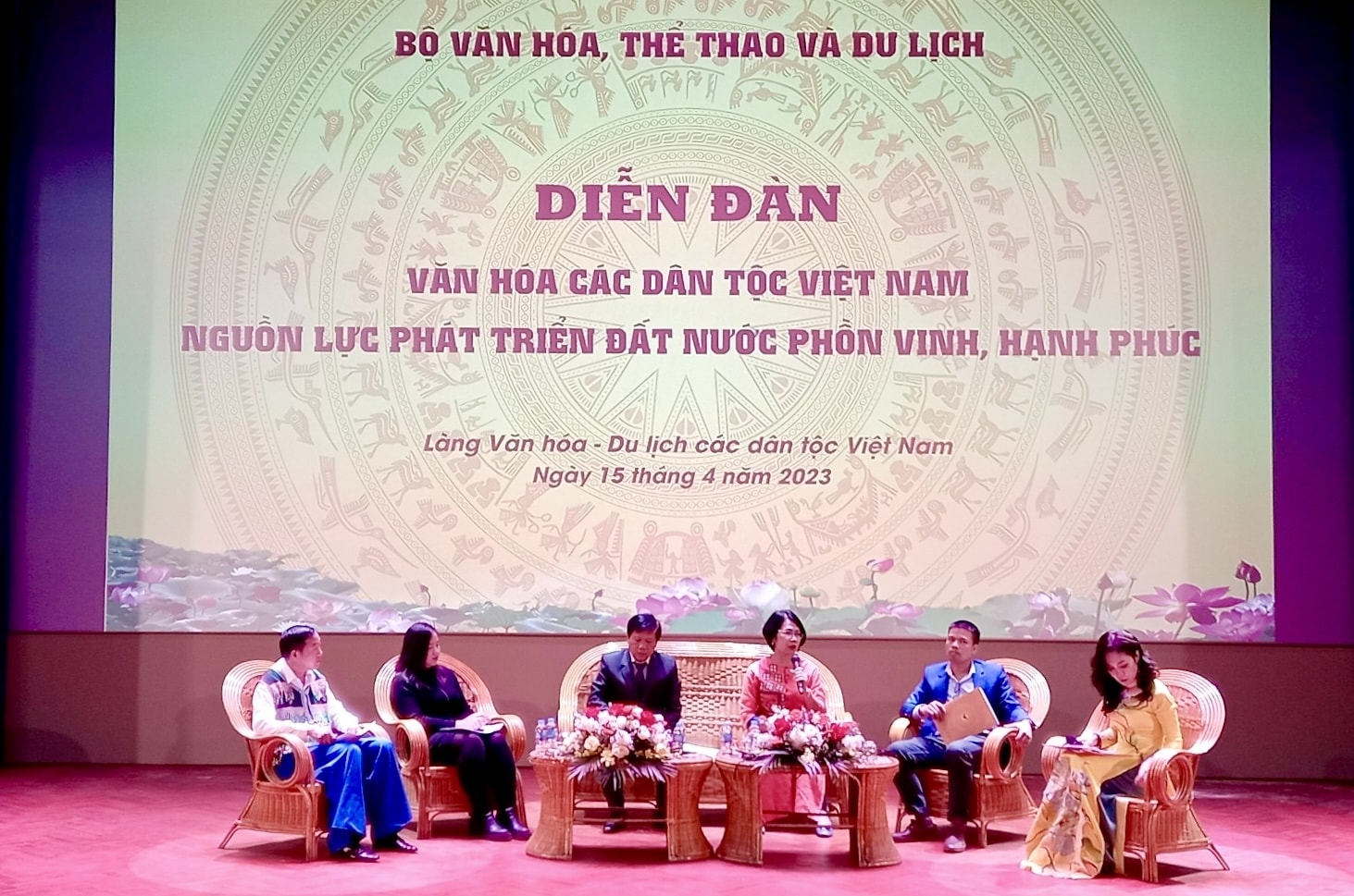Các đại biểu trao đổi, chia sẻ tại Diễn đàn