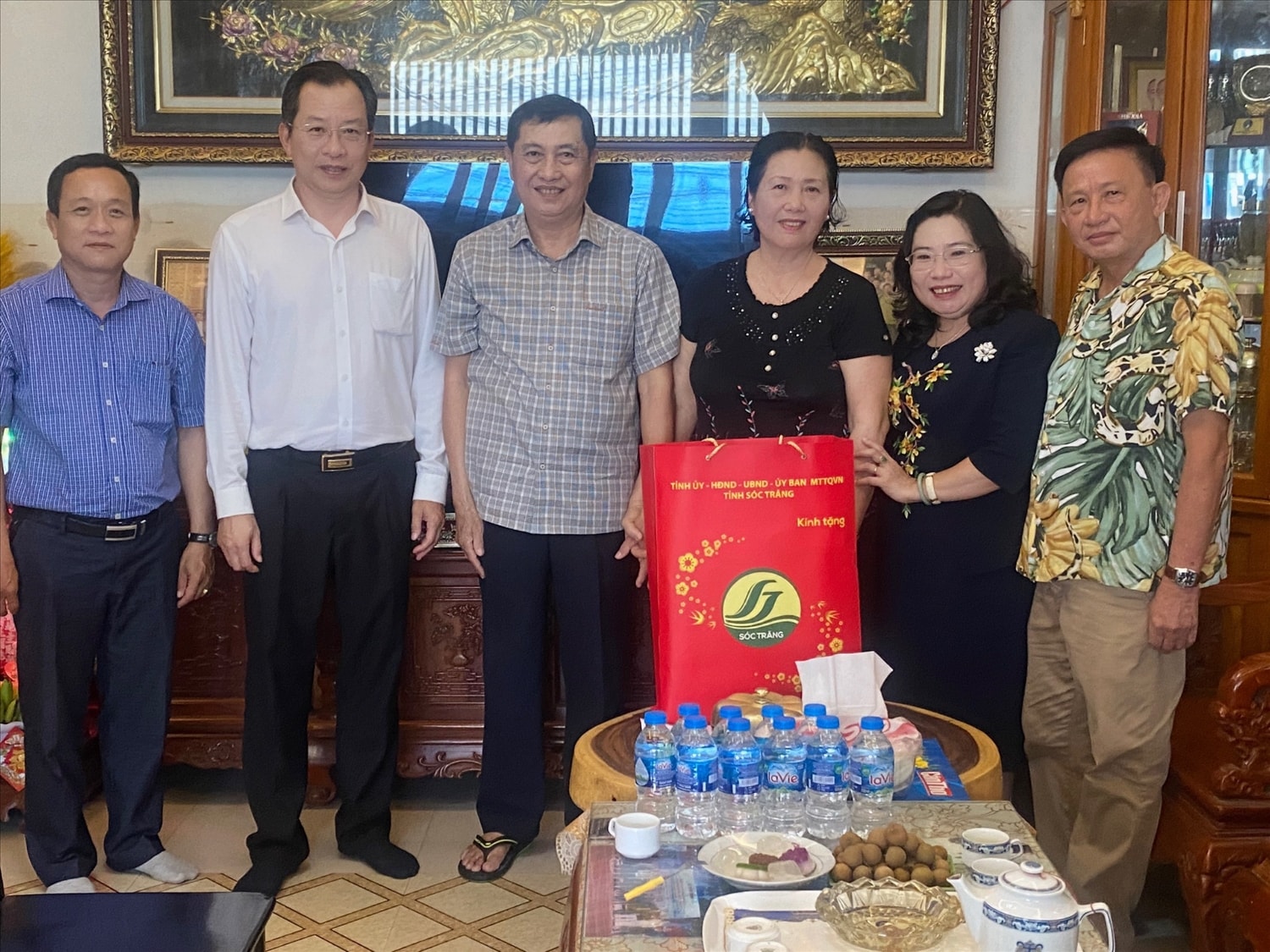 Bà Hồ Thị Cẩm - Phó Bí thư Thường trực, Chủ tịch HĐND tỉnh ( Người thứ 2 bên phải qua) đến thăm cán bộ hưu trí là người dân tộc Khmer Bà Hồ Thị Cẩm Đào - Phó Bí thư Thường trực, Chủ tịch HĐND tỉnh (người thứ 2 bên phải) đến thăm hỏi, tặng quà cán bộ hưu trí là người dân tộc Khmer