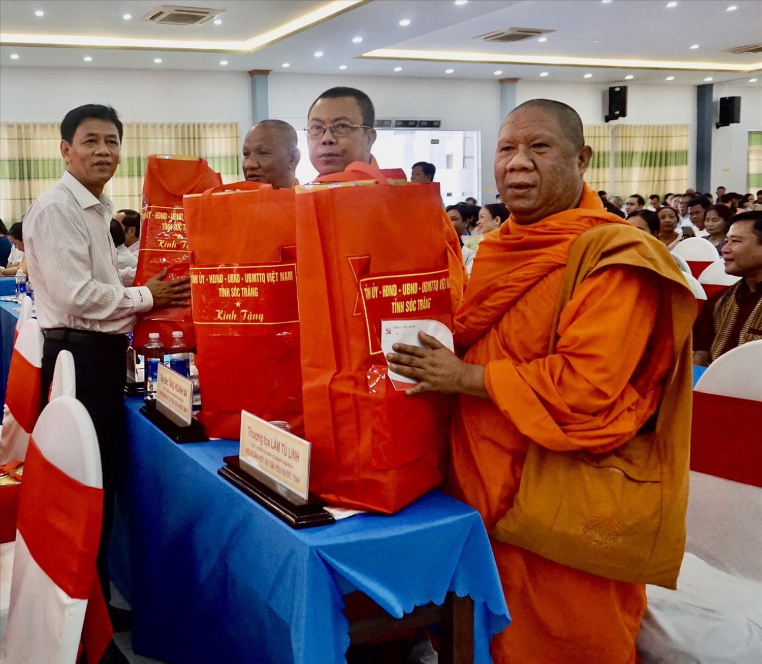 Ông Lâm Văn Mẫn - Uỷ viên BCH Trung ương Đảng, Bí thư Tỉnh uỷ trao quà và ân cần thăm hỏi các vị sư trong Hội Đoàn kết Sư sãi yêu nước tỉnh nhân dịp đón Tết Cổ truyền Chôl Chnăm Thmây năm 2023 Ông Lâm Văn Mẫn - Uỷ viên BCH Trung ương Đảng, Bí thư Tỉnh uỷ trao quà và ân cần thăm hỏi các vị sư trong Hội Đoàn kết Sư sãi yêu nước tỉnh nhân dịp đón Tết Cổ truyền Chôl Chnăm Thmây năm 2023