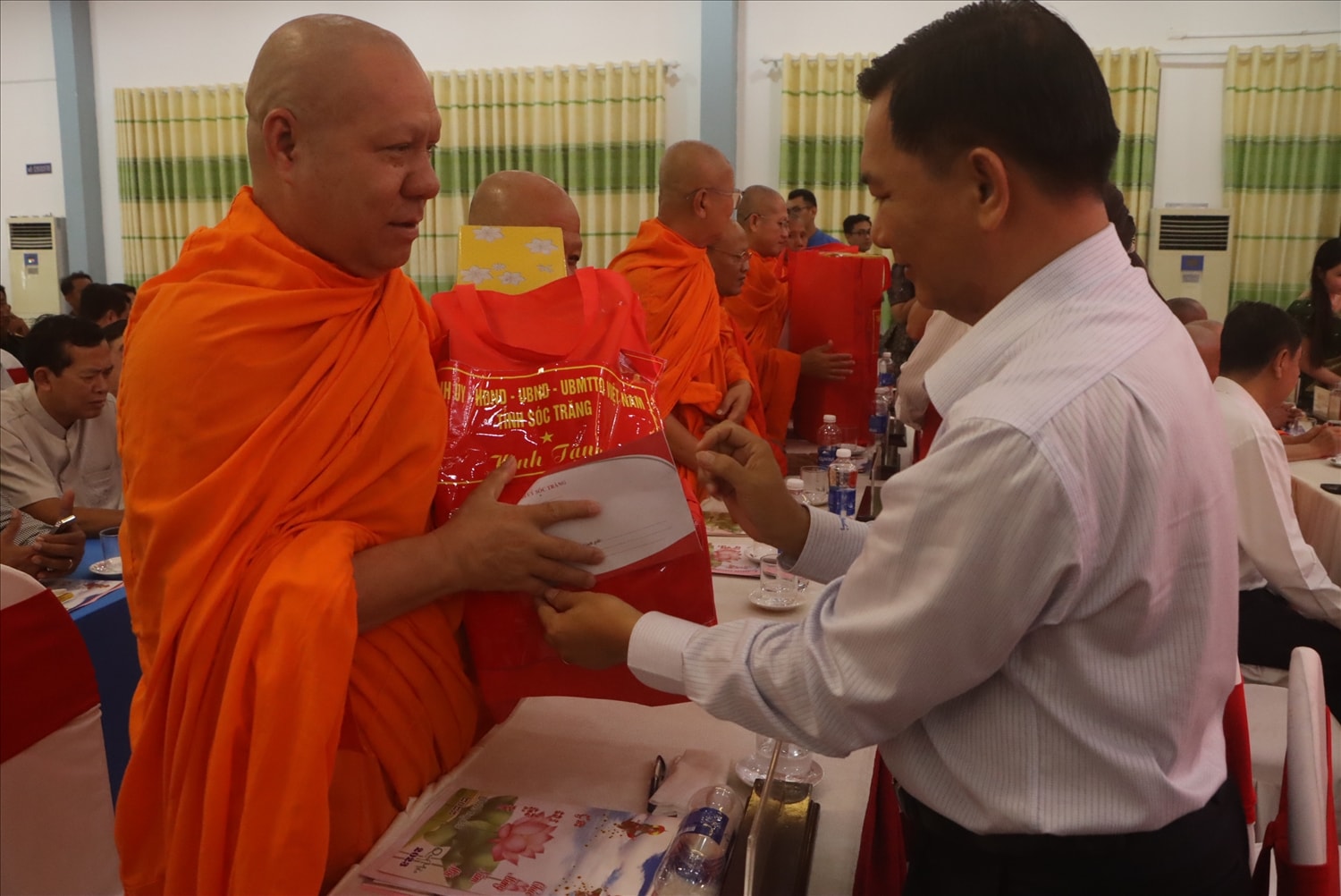 Ông Trần Văn Lâu - Phó Bí thư Tỉnh uỷ, Chù tịch UBND tỉnh trao quà mừng tết cổ truyền đồng bào Khmer năm 2023, đến Thượng toạ Lý Đức - Đại biểu Quốc hội Ông Trần Văn Lâu - Phó Bí thư Tỉnh uỷ, Chủ tịch UBND tỉnh trao quà mừng Tết cổ truyền đồng bào Khmer năm 2023, đến Thượng toạ Lý Đức - Đại biểu Quốc hội