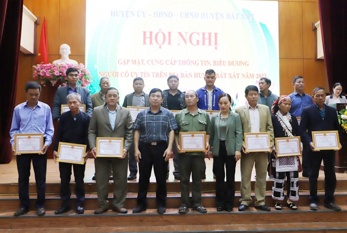 Hàng năm huyện Bát Xát chú trọng việc gặp mặt khen thưởng người có uy tín. Hàng năm huyện Bát Xát chú trọng việc gặp mặt khen thưởng người có uy tín.