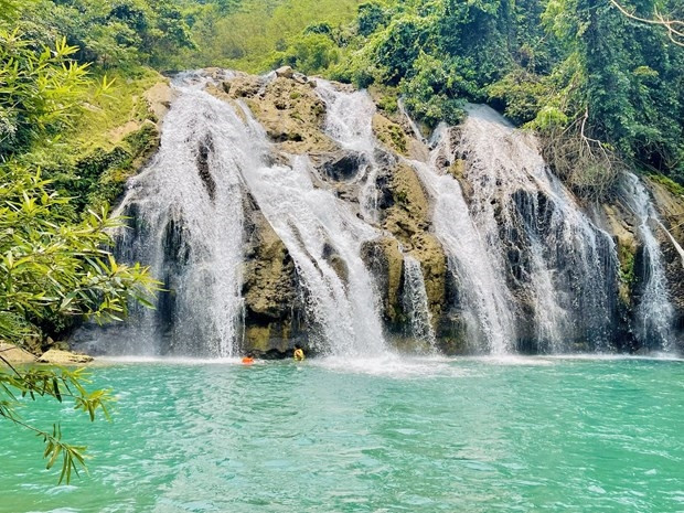 Du khách đến với thác Tà Puồng có thể đắm mình giữa làn nước mát lạnh dưới chân thác. Ảnh: Thanh Thủy - TTXVN