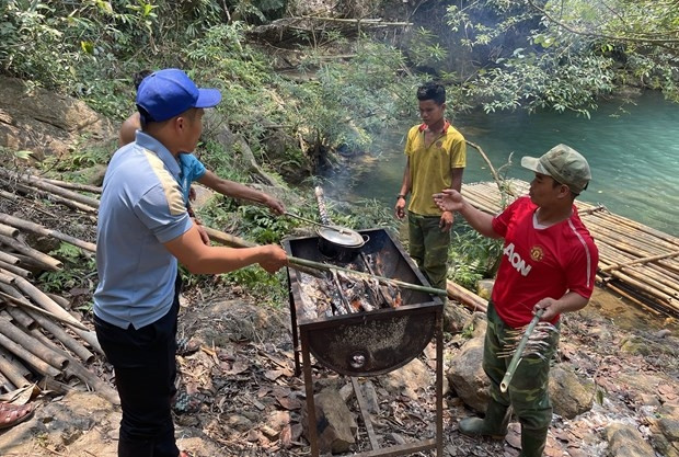 Đồng bào Vân Kiều trong Tổ du lịch cộng đồng Tà Puồng chuẩn bị đồ ăn cho du khách với những món ăn truyền thống. Ảnh: Thanh Thủy - TTXVN