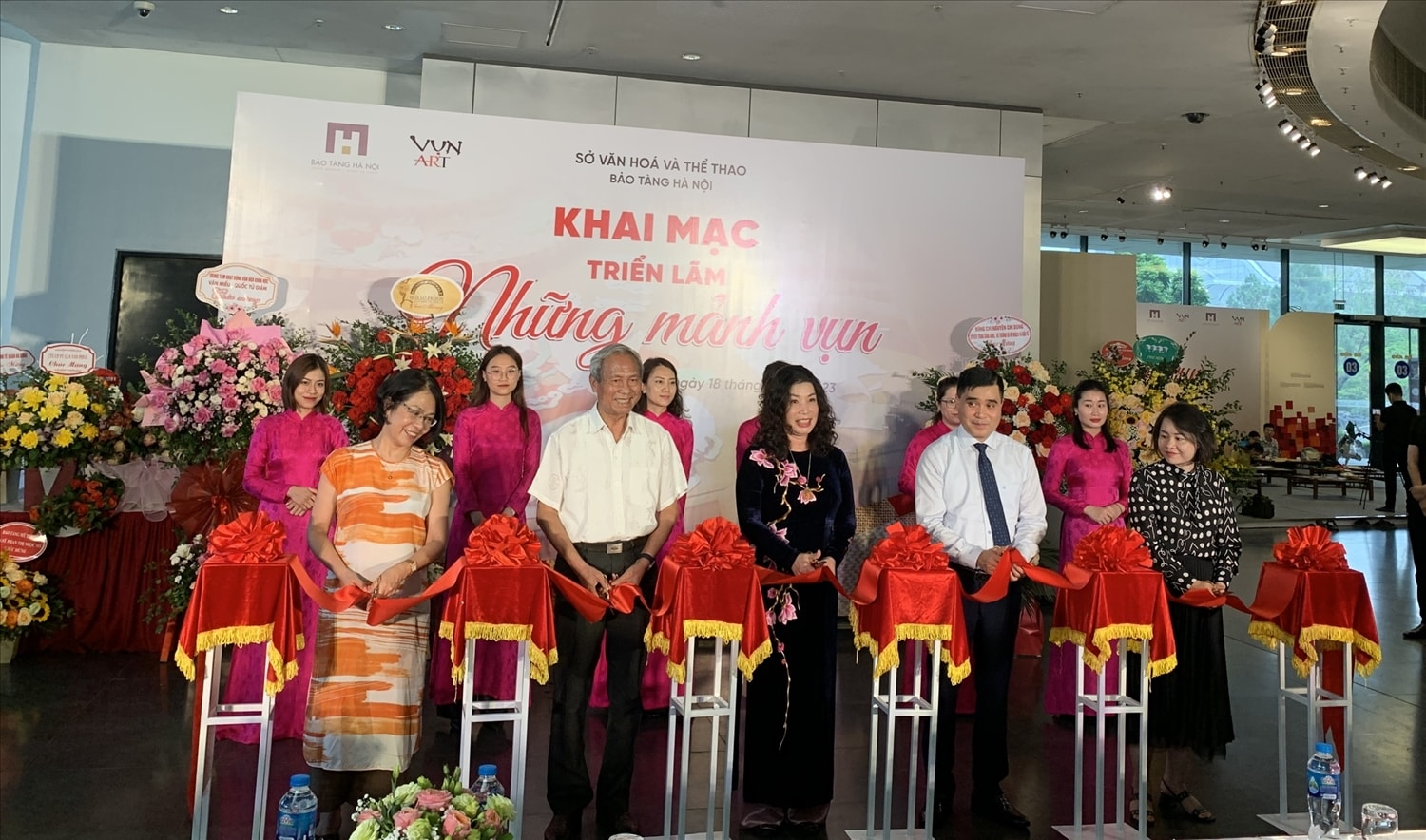 Các đại biểu cắt băng khai mạc triển lãm 