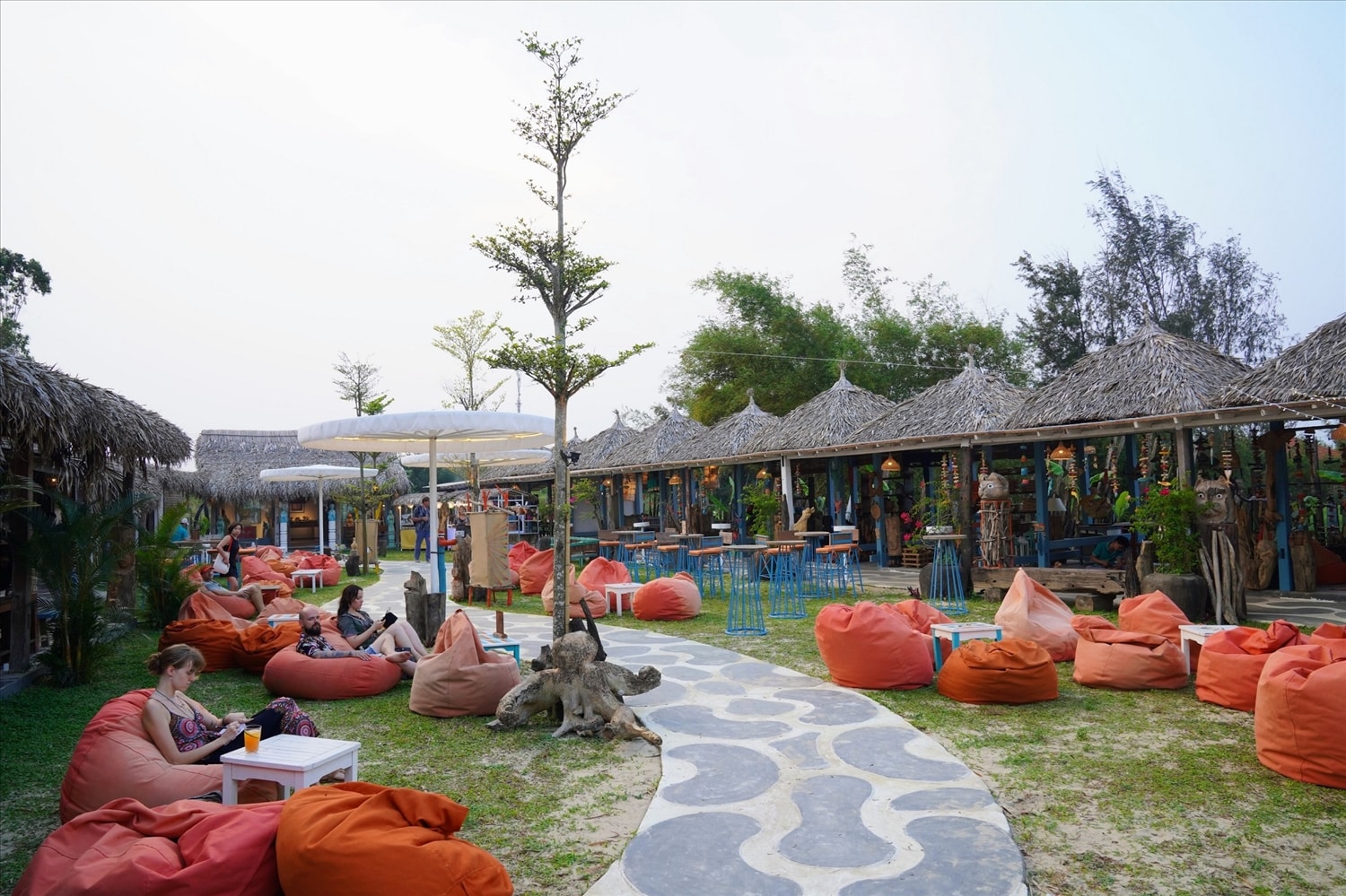 Nhiều du khách đến với “Làng củi lũ” để cùng lan tỏa thông điệp bảo vệ môi trường.