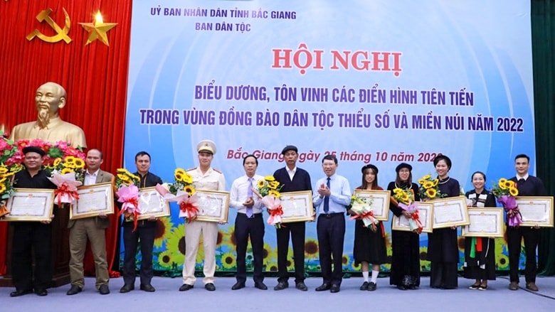Chủ tịch UBND tỉnh Bắc Giang (thứ 6 từ phải qua) và Trưởng Ban Dân tộc Bắc Giang Vi Thanh Quyền (thứ 5 từ trái qua) trao Bằng khen cho 10 điển hình tiên tiến trong vùng DTTS tỉnh Bắc Giang năm 2022 Chủ tịch UBND tỉnh Bắc Giang (thứ 6 từ phải qua) và Trưởng Ban Dân tộc Bắc Giang Vi Thanh Quyền (thứ 5 từ trái qua) trao Bằng khen cho 10 điển hình tiên tiến trong vùng DTTS tỉnh Bắc Giang năm 2022