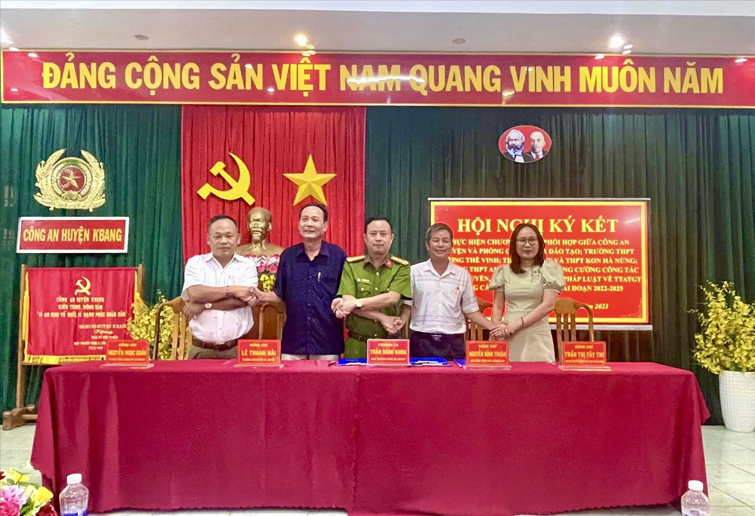 Đại diện các đơn vị huyện Kbang ký kết tăng cường công tác tuyên truyền, phổ biến giáo dục pháp luật về trật tự an toàn giao thông trong các cơ sở giáo dục Đại diện các đơn vị huyện Kbang ký kết tăng cường công tác tuyên truyền, phổ biến giáo dục pháp luật về trật tự an toàn giao thông trong các cơ sở giáo dục