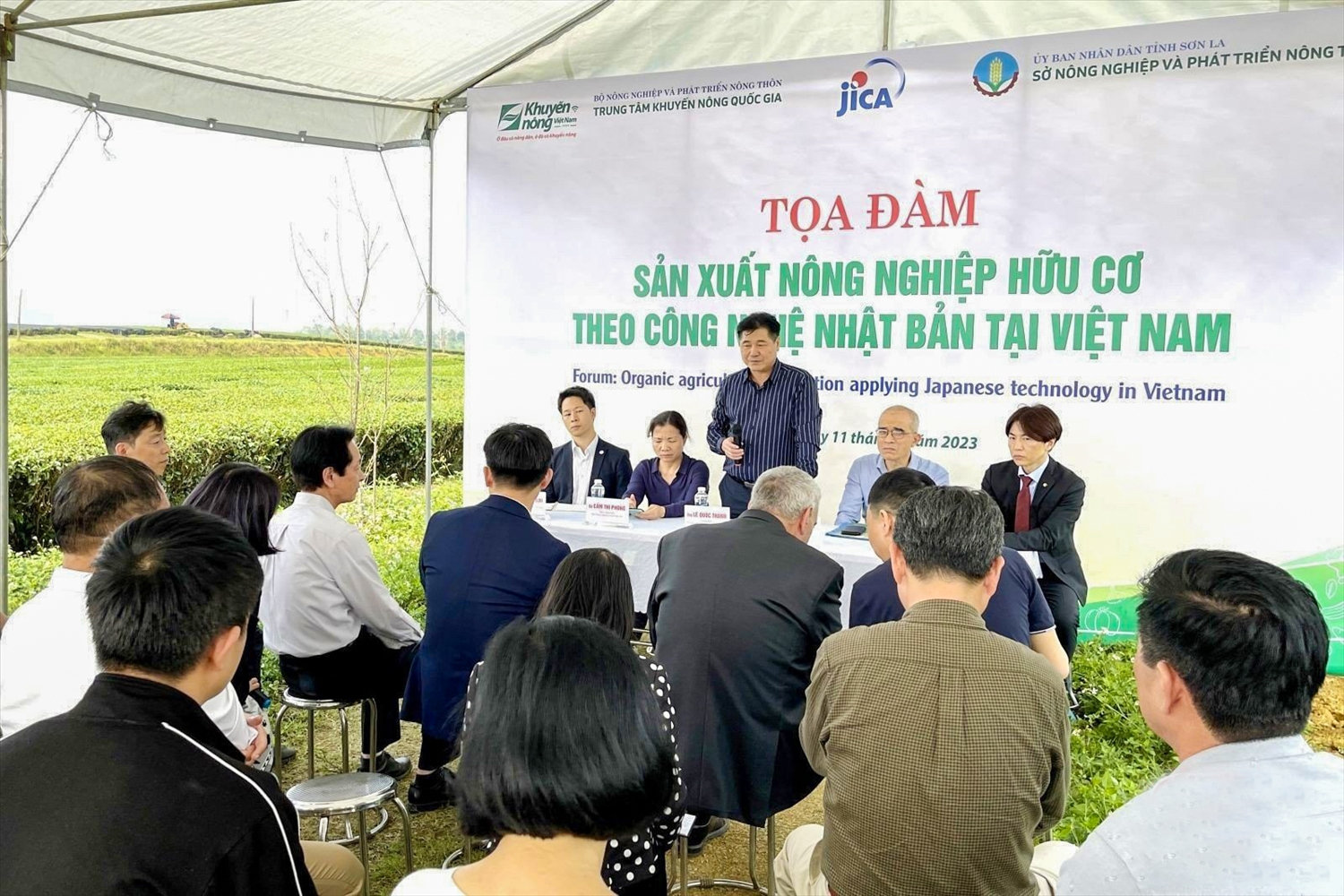 Ông Nông Quốc Thanh - Giám đốc Trung tâm Khuyến nông quốc gia trao đổi với các đại biểu tại cuộc Tọa đàm