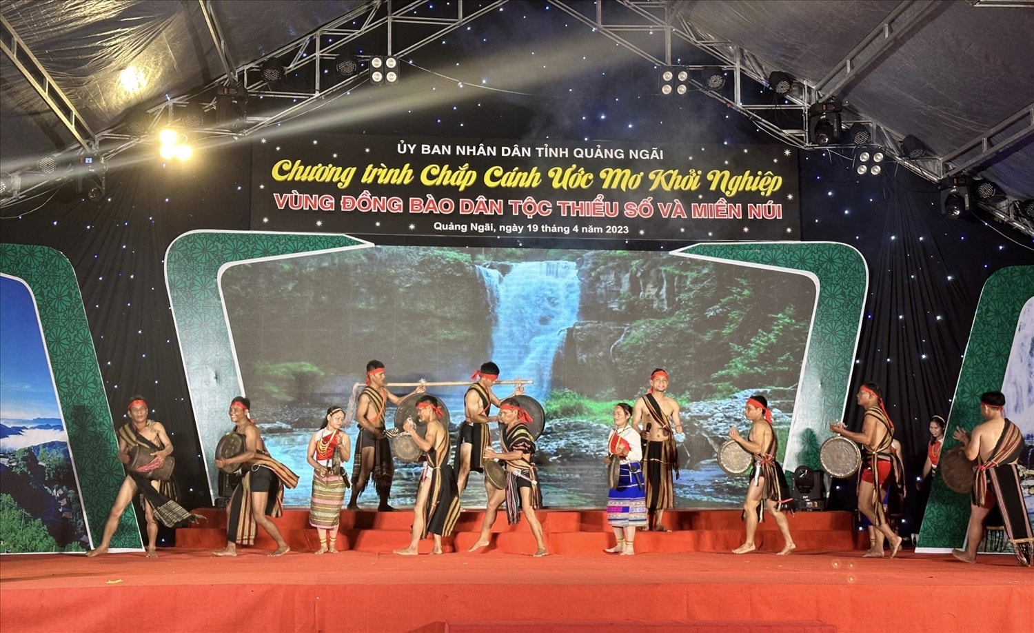 Chương trình văn nghệ mang đậm bản sắc văn hóa dân tộc 
