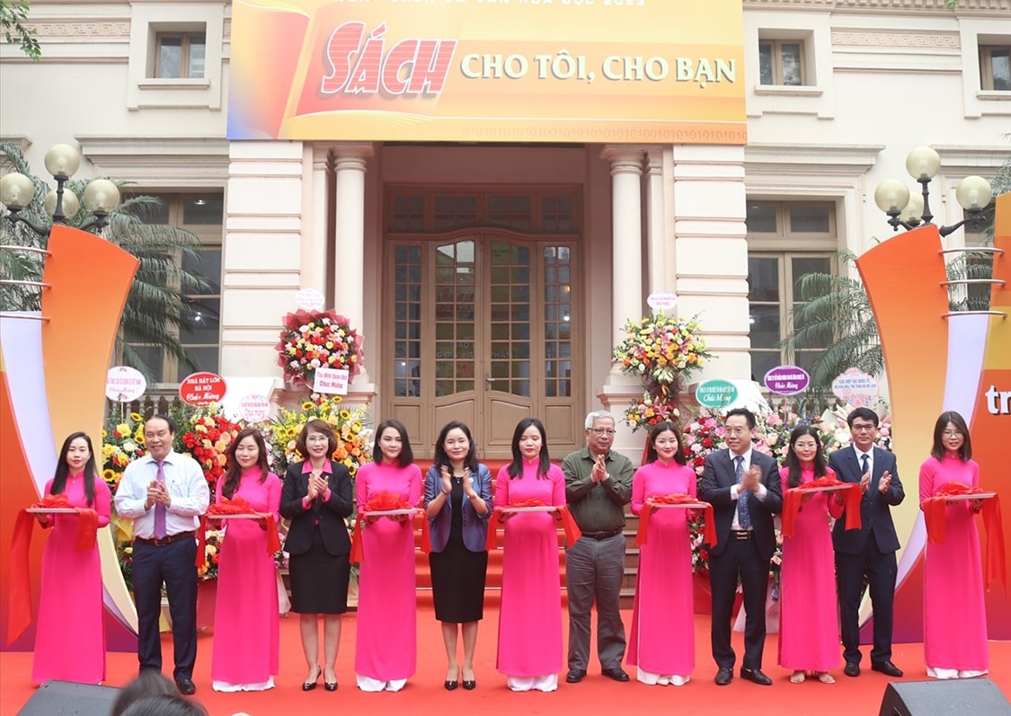 Các đại biểu cắt băng khai mạc Ngày Sách và Văn hóa đọc Việt Nam 2023 