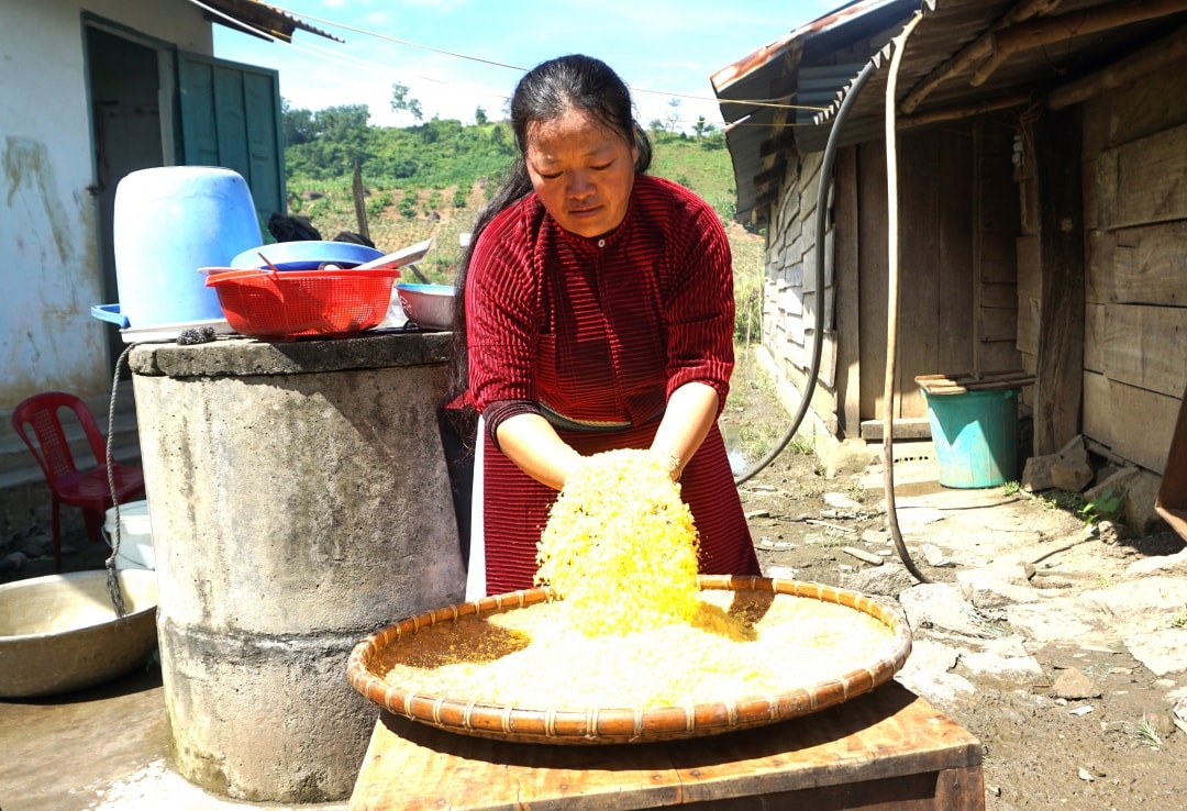 Bà Vừ Thị Chợ (thôn Ea Uôl, xã Cư Pui, huyện Krông Bông) làm món mèn mén (Ảnh TL)
