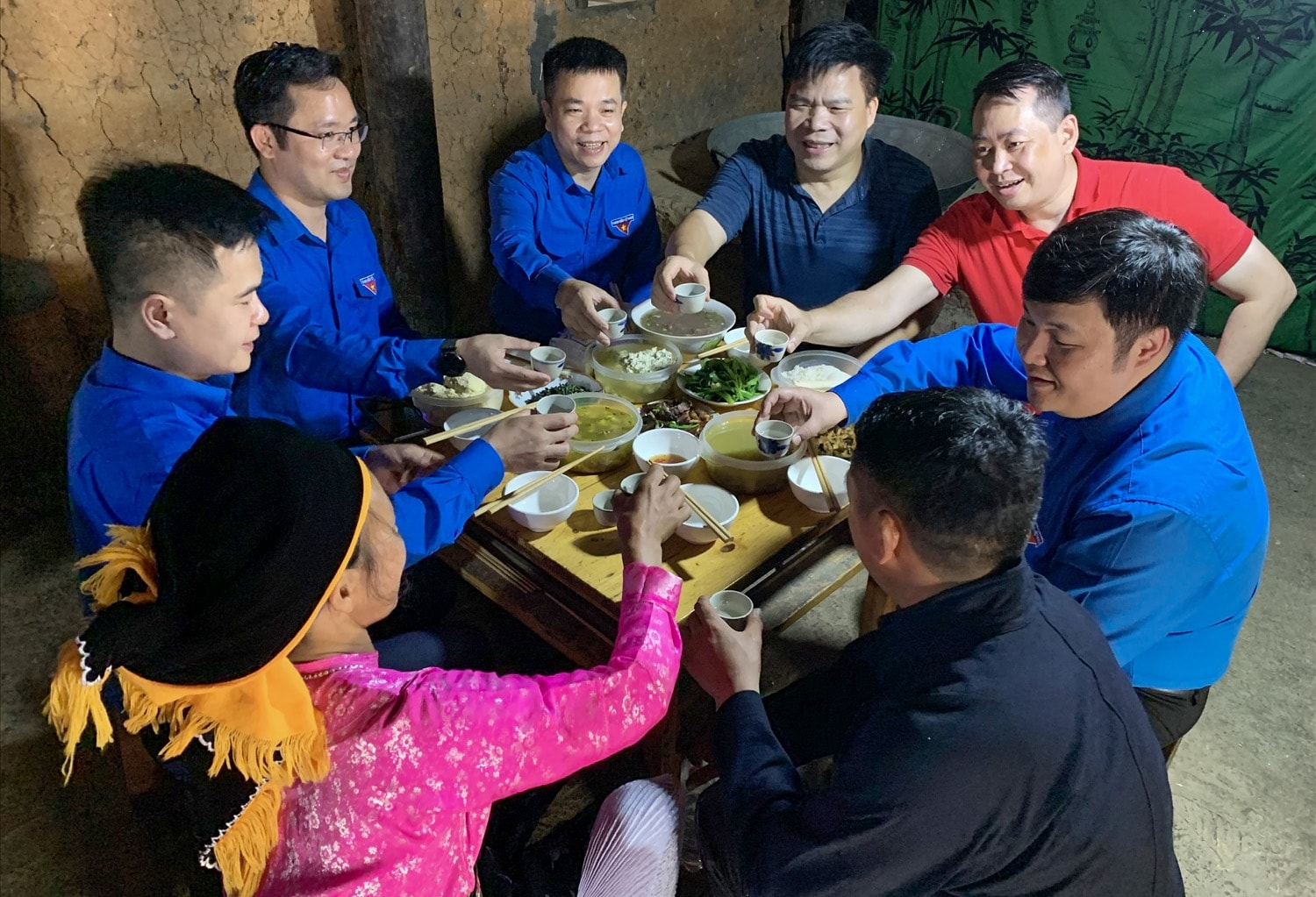  Ông Đinh Xuân Thắng (Áo phông đen ngồi giữa), Phó Vụ trưởng Vụ Tuyên truyền (Ủy ban Dân tộc) và Đoàn công tác Trung ương  Đoàn được người dân Mèo Vạc đón tiếp bữa trưa và thưởng thức món mèn mén
