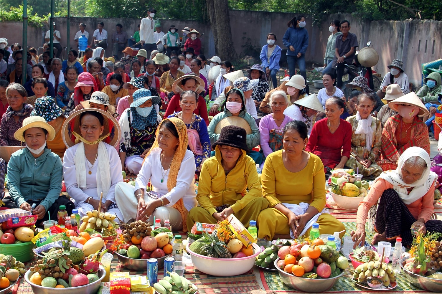 Đồng bào Chăm làng Mỹ Nghiệp (thị trấn Phước Dân, Ninh Phước) bày lễ vật cúng thần linh đón mừng năm mới