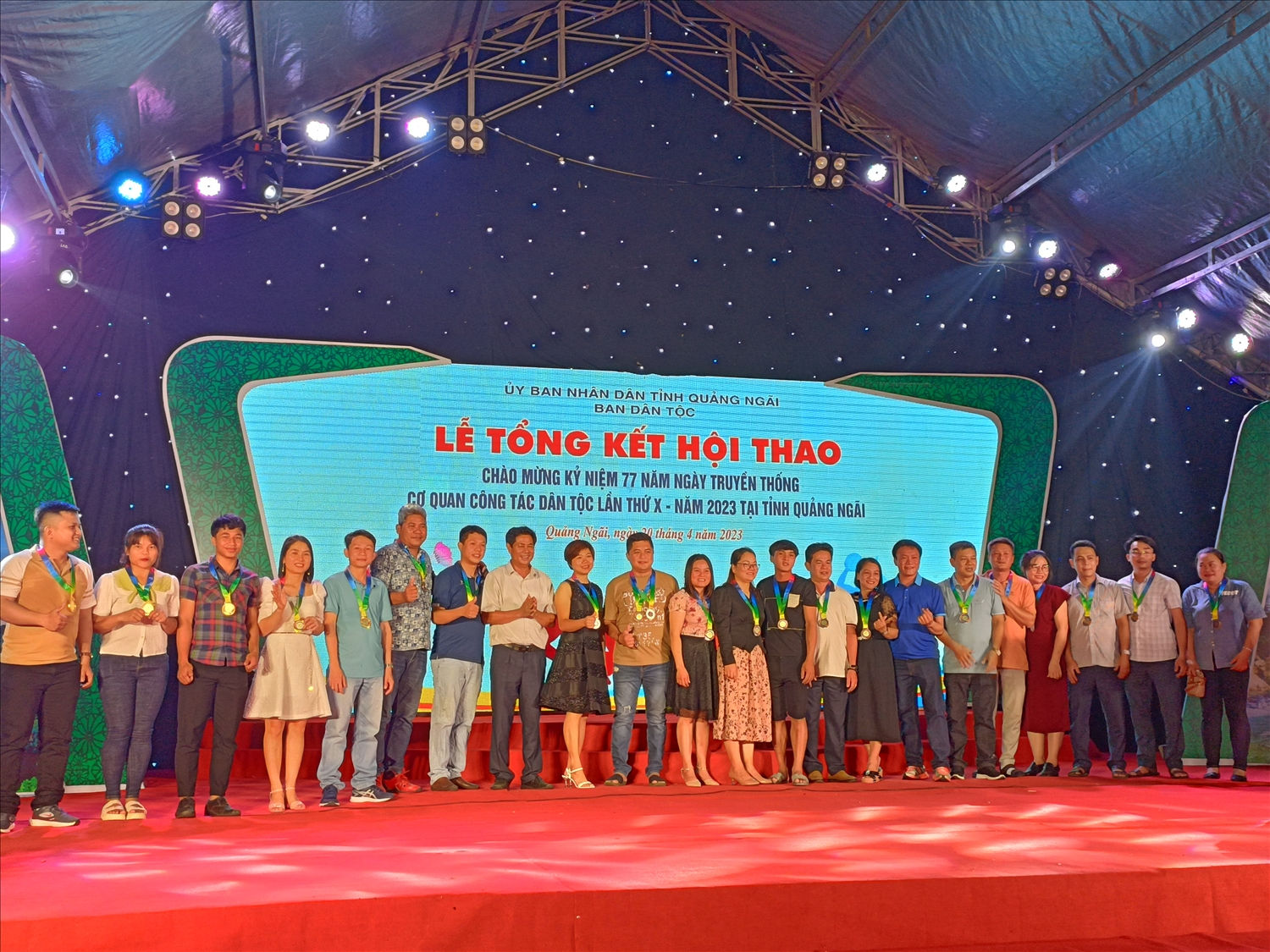 Ban tổ chức trao giải cho các đoàn