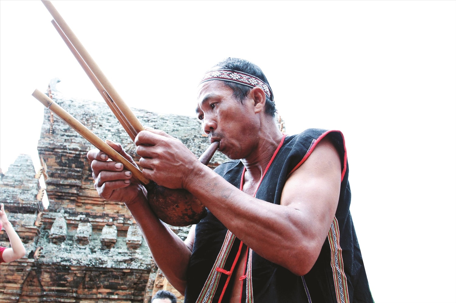 Nghệ nhân Kadá Phượng biểu diễn kèn bầu tại tháp Pokong Garai.