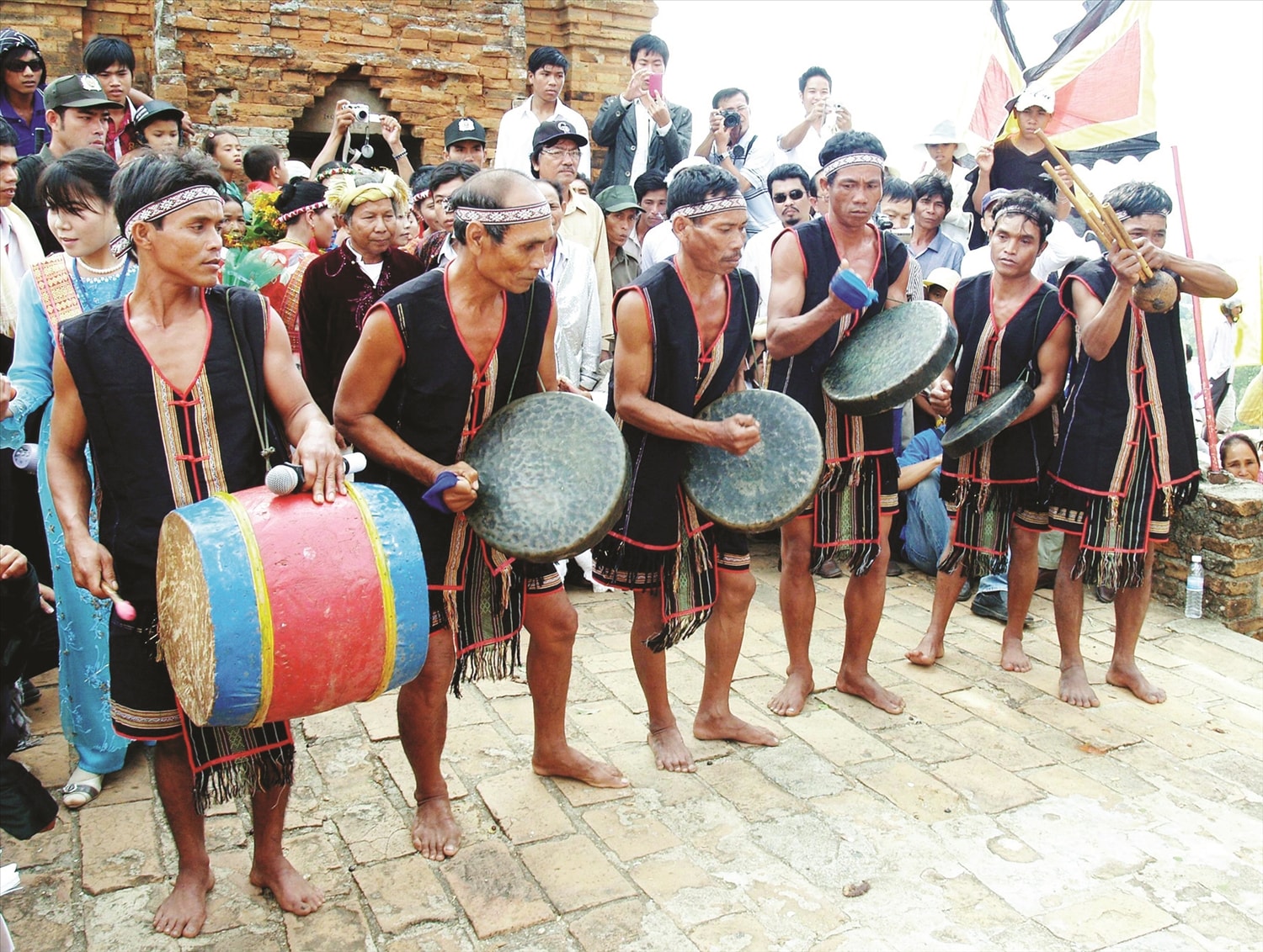 Nghệ nhân Kadá Phượng  (thứ tư từ trái qua) trong đội hình mã la thôn Tà Dương. 