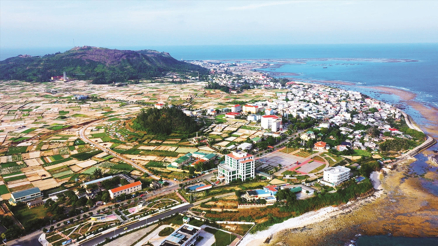 Lý Sơn đang nỗ lực hoàn thiện các tiêu chí môi trường, các trục đường thông minh, hệ thống cảnh quan trên đảo để sớm đạt chuẩn đô thị loại IV.