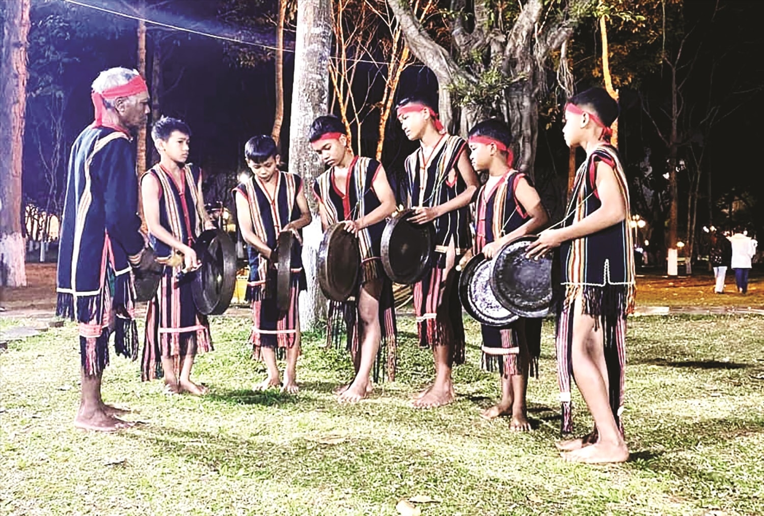 Các nghệ nhân người Gia Rai chuẩn bị cho màn trình diễn cồng chiêng phục vụ khán giả. Các nghệ nhân người Gia Rai chuẩn bị cho màn trình diễn cồng chiêng phục vụ khán giả.