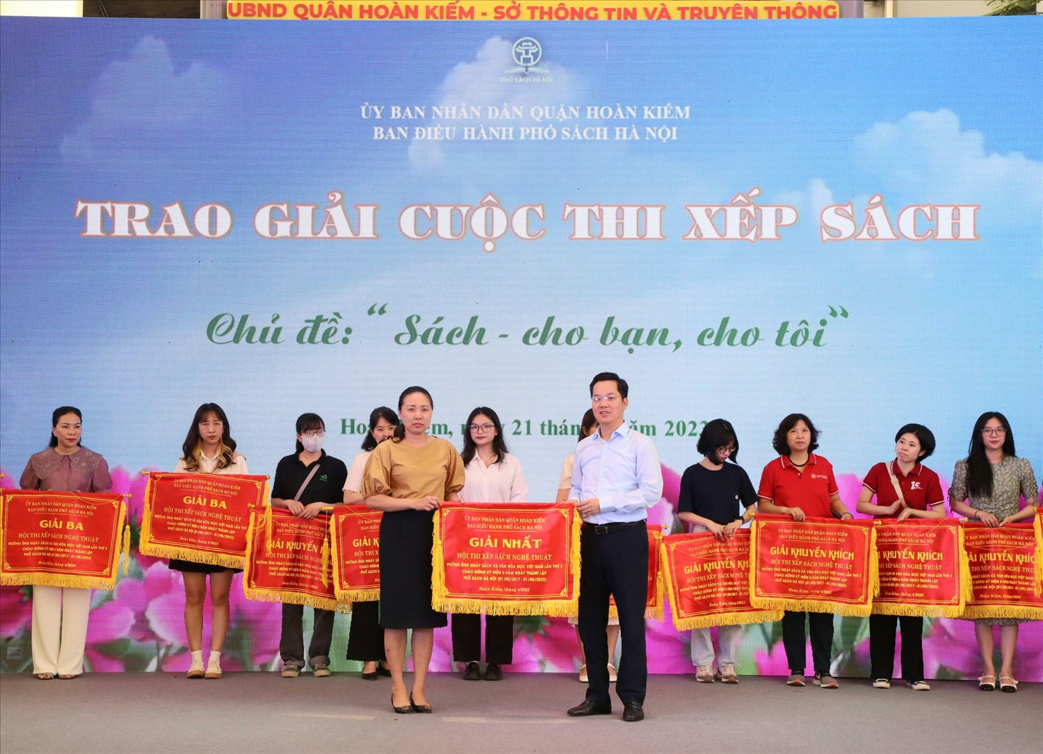 Ban Tổ chức trao giải thưởng cuộc thi xếp sách nghệ thuật với chủ đề “Sách cho bạn, cho tôi”