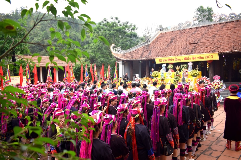 Đông đảo các dân tộc trên địa bàn huyện Ba Chẽ đến tham gia lê hội Miếu Ông - Miếu Bà