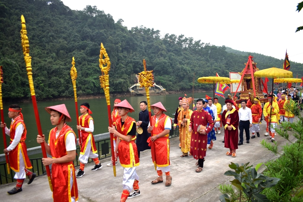 Lễ rước kiệu vòng quanh Miếu Ông