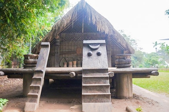 Họa tiết đôi bầu vú cân xứng trên chiếc cầu thang nhà dài, là chi tiết độc đáo khẳng định quyền lực của người phụ nữ trong văn hóa mẫu hệ.