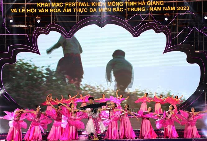 Chương trình nghệ thuật với chủ đề “mùa xuân cao nguyên” được dàn dựng công phu, hoành tráng. 