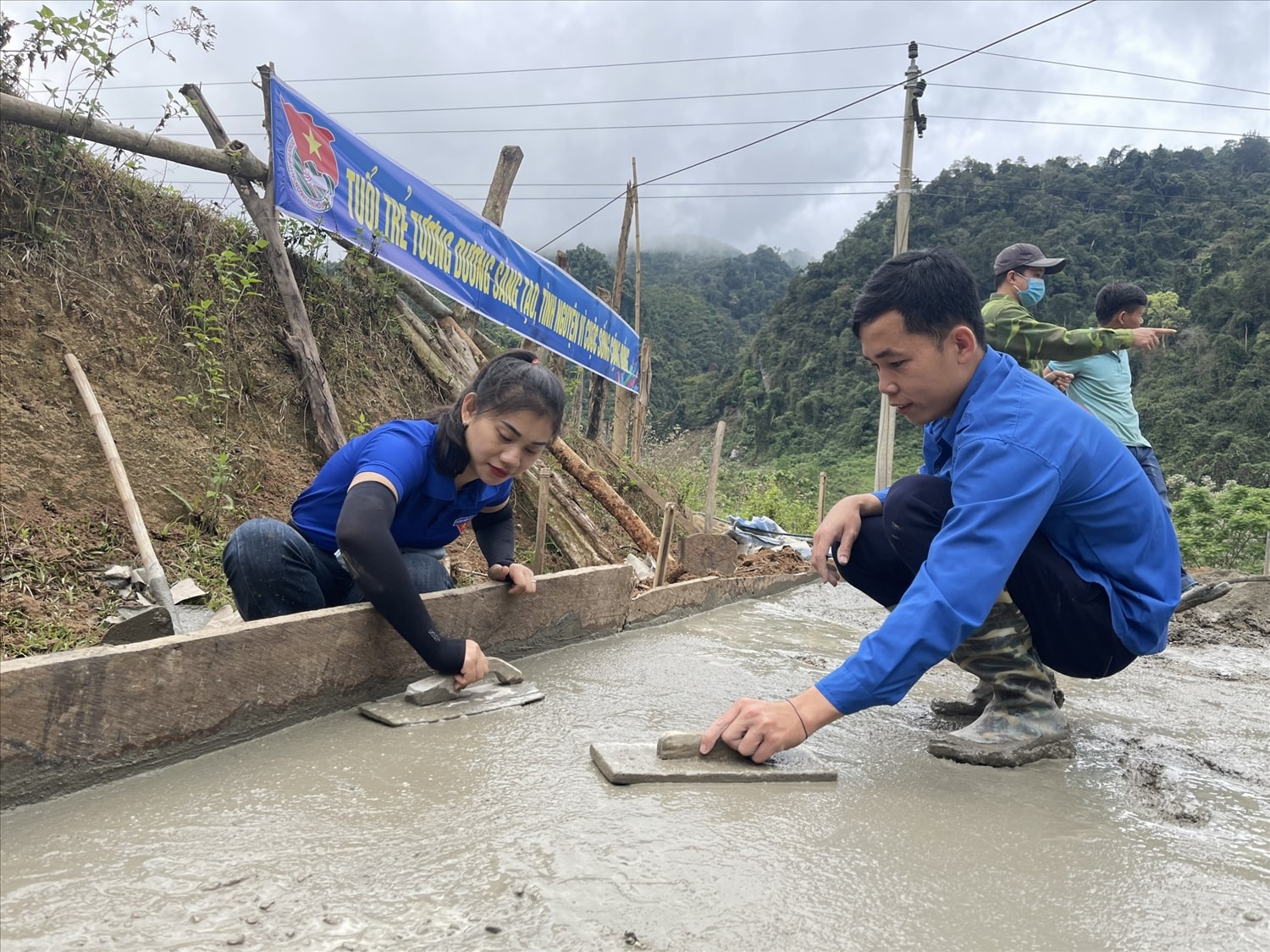 Thủ lĩnh đoàn xã Yên Hòa Lô Thị Đài Trang trong phong trào làm đường giao thông xây dựng NTM