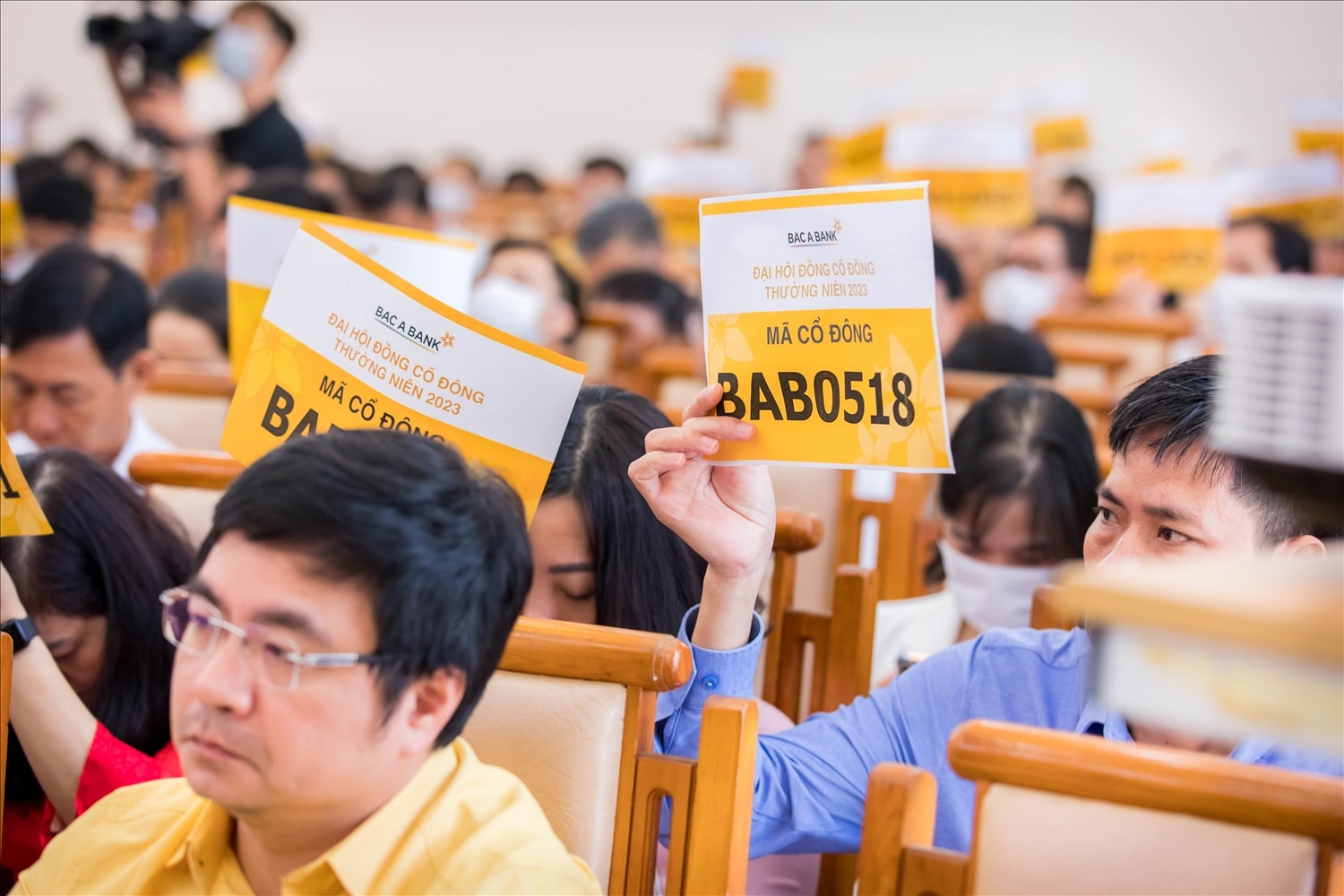 Các cổ đông biểu quyết tại Đại hội đồng cổ đông thường niên 2023