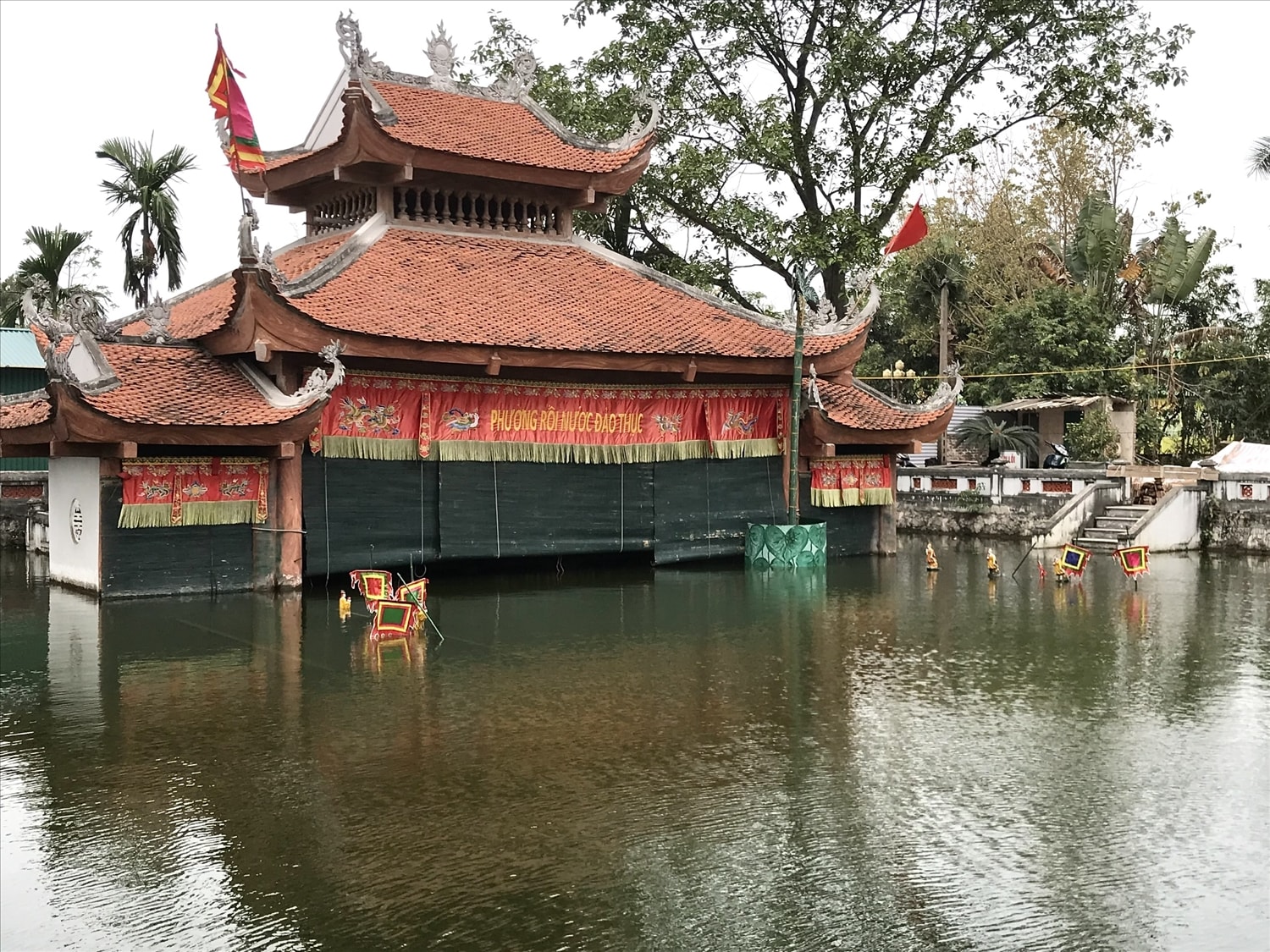 Thủy đình, nơi diễn ra các buổi biểu diễn của làng múa rối nước Đào Thục