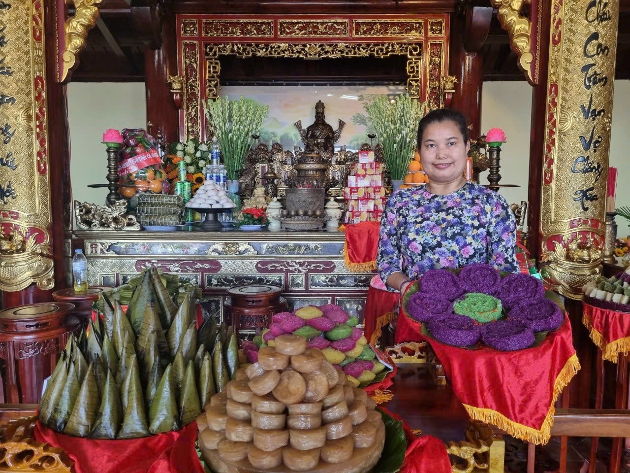 Những mân bánh dân gian được người dân địa phương dâng lên Đức Quốc Tổ Lạc Long Quân