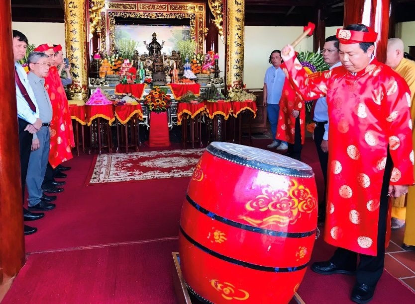Bí thư Tỉnh ủy tỉnh Cà Mau Nguyễn Tiến Hải thỉnh trống Khai Lễ Tri ân Đức Quốc Tổ Lạc Long Quân năm 2023 