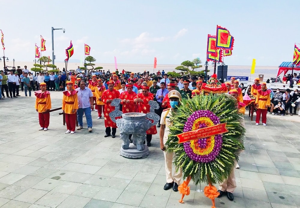 Lễ Tri ân Đức Quốc Tổ Lạc Long Quân được thực hiện theo nghi thức truyền thống của địa phương( Cà Mau)