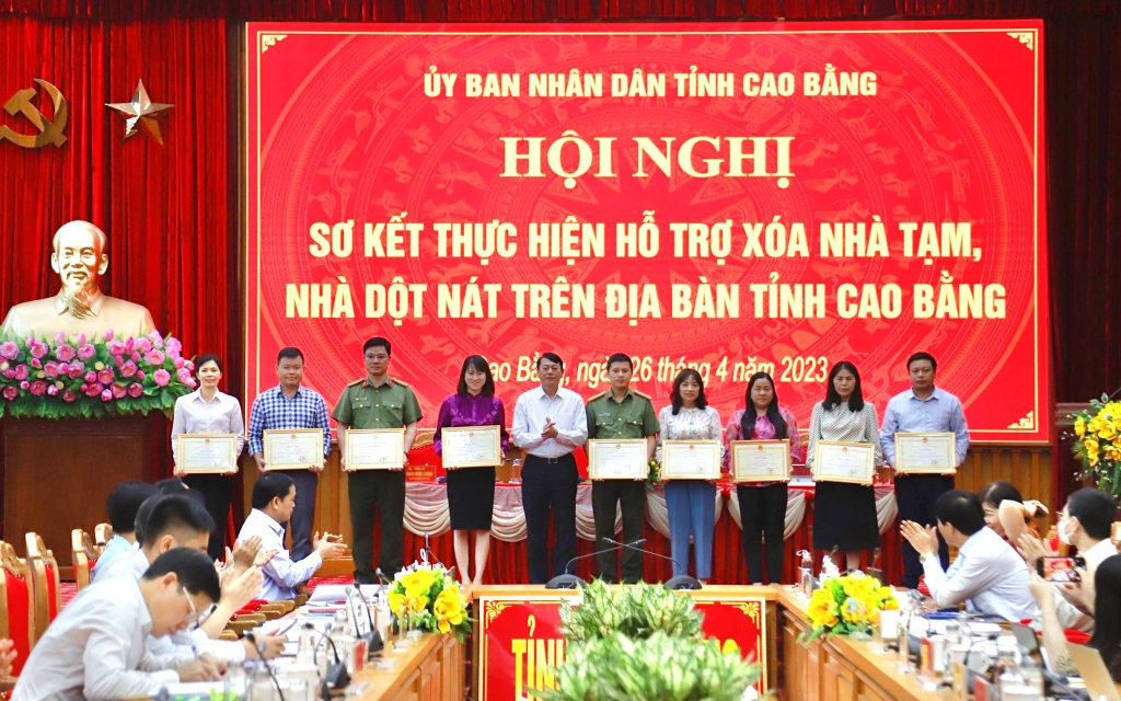 Chủ tịch UBND tỉnh Hoàng Xuân Ánh trao bằng khen cho các tập thể có thành tích tiêu biểu xuất sắc trong thực hiện xóa nhà tạm, nhà dột nát trên địa bàn tỉnh Chủ tịch UBND tỉnh Hoàng Xuân Ánh trao bằng khen cho các tập thể có thành tích tiêu biểu xuất sắc trong thực hiện xóa nhà tạm, nhà dột nát trên địa bàn tỉnh