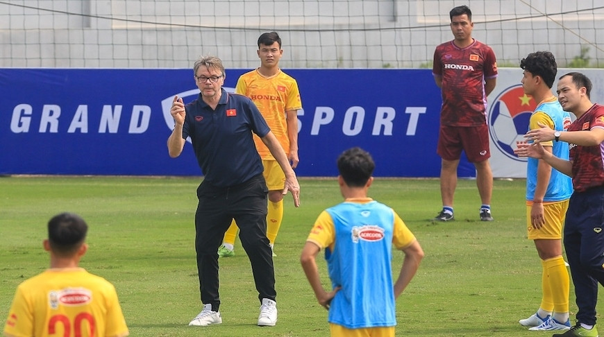 HLV Troussier đang gặp khó khi đi thủ lĩnh lối chơi của U22 Việt Nam. Ảnh: VFF