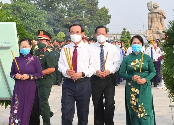 (Tin) TP Hồ Chí Minh: Nhiều hoạt động dâng hương tưởng niệm các anh hùng liệt sĩ.