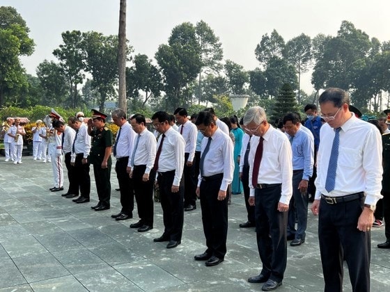 (Tin) TP Hồ Chí Minh: Nhiều hoạt động dâng hương tưởng niệm các anh hùng liệt sĩ. 2