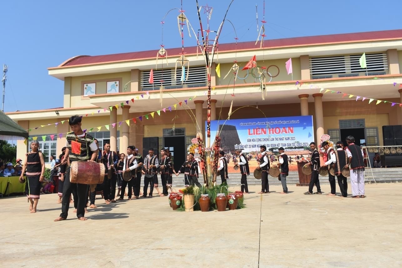 Các nghệ nhân tham gia trình diễn cồng chiêng