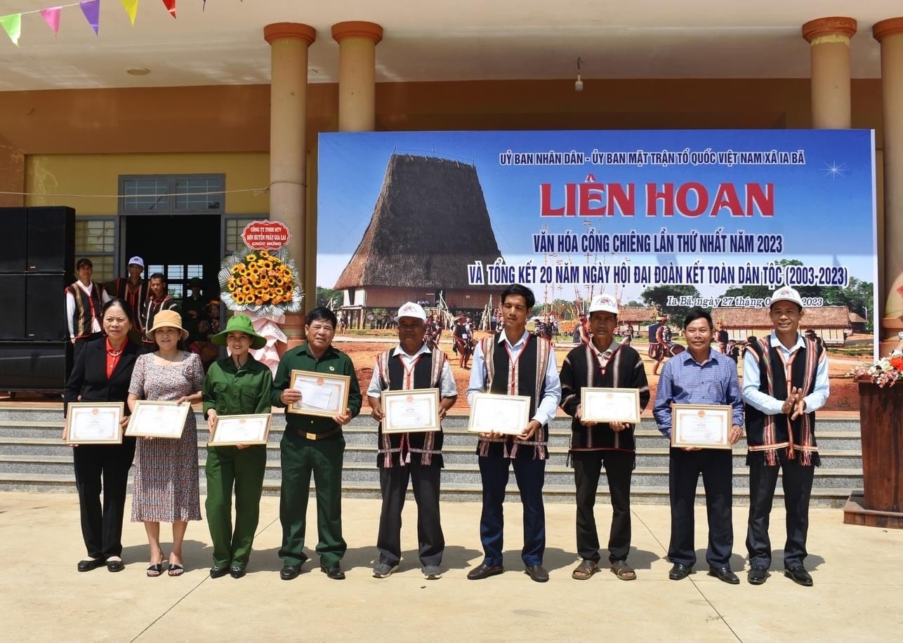 13 tập thể và cá nhân được tặng giấy khen vì có thành tích xuất sắc trong xây dựng, củng cố khối Đại đoàn kết toàn dân tộc tại địa phương.